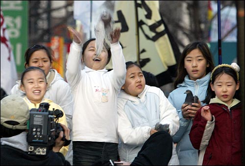 탑골공원앞에서 열린 사전행사에서 푸른학교(방과후 교육기관) 학생들이 평화의 비둘기를 날리고 있다. 